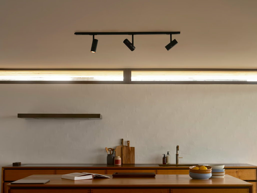 Zestaw szynowego oświetlenia Jerome 3 o długości 100 cm z czarnymi, regulowanymi reflektorami