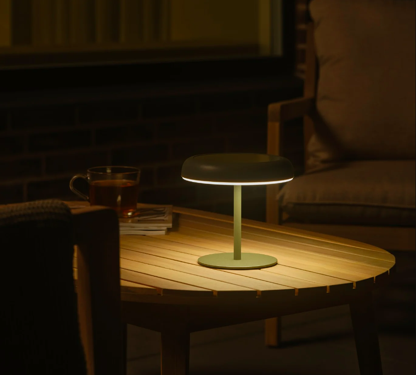 Zielona solarna lampka Elmer na balkon i taras z ładowarką USB i klasą szczelności IP44