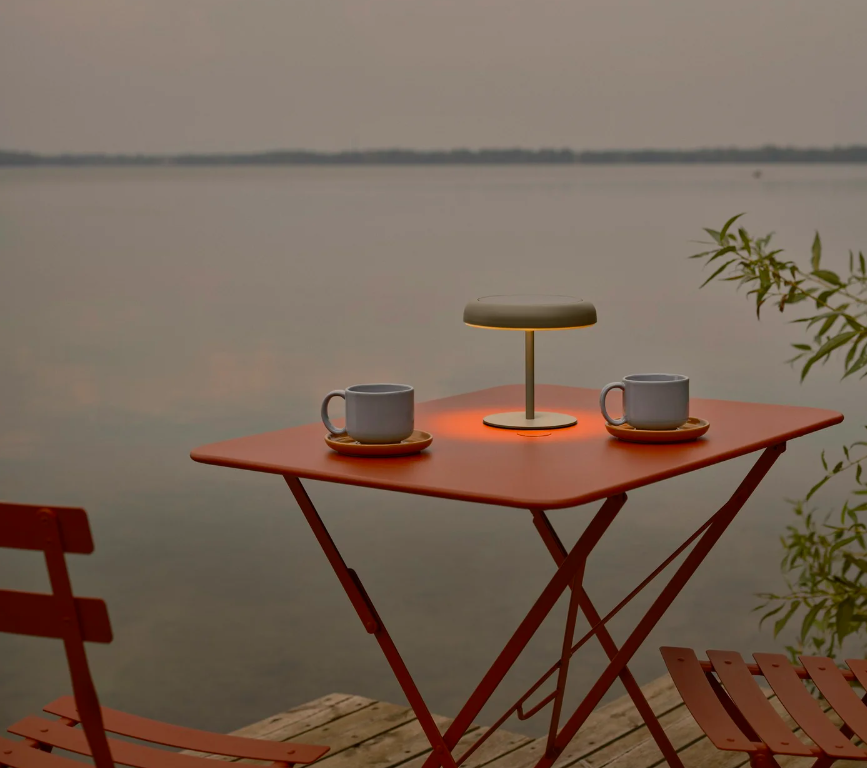 Zielona solarna lampka Elmer na balkon i taras z ładowarką USB i klasą szczelności IP44