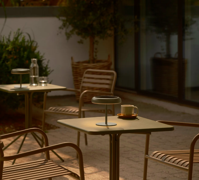 Zielona solarna lampka Elmer na balkon i taras z ładowarką USB i klasą szczelności IP44