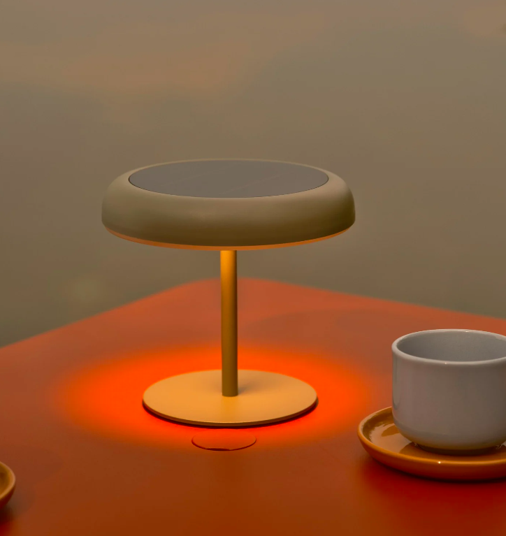 Zielona solarna lampka Elmer na balkon i taras z ładowarką USB i klasą szczelności IP44