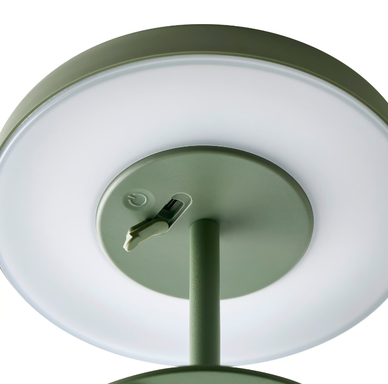 Zielona solarna lampka Elmer na balkon i taras z ładowarką USB i klasą szczelności IP44