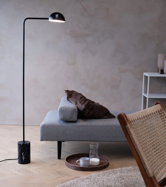 Nowoczesna czarna lampa podłogowa z marmurowymi elementami