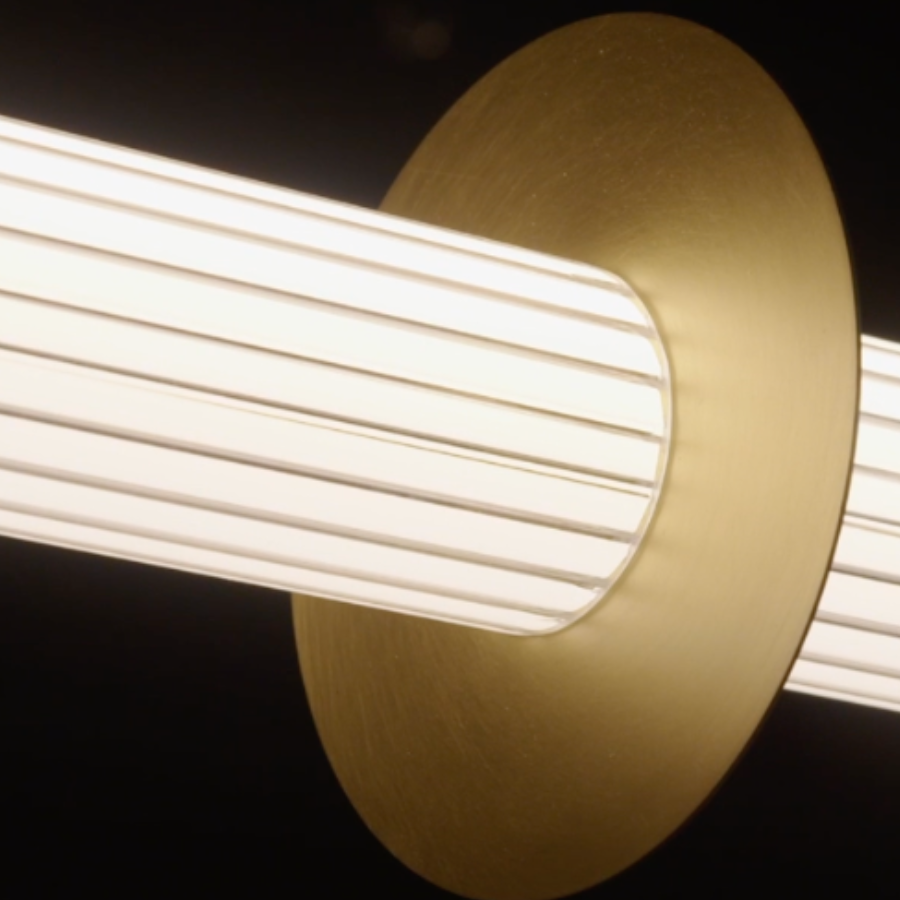 Podłużna lampa wisząca Roseline Robin z ryflowanym kloszem w złotym kolorze i brązowymi pasami