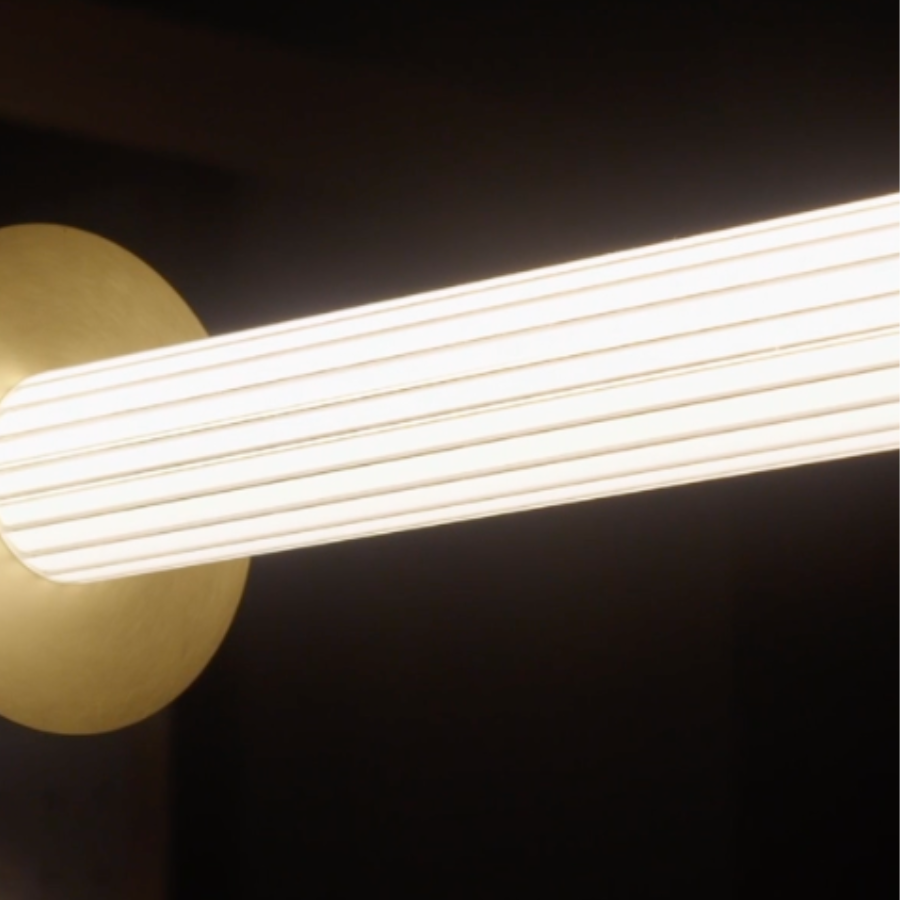 Podłużna lampa wisząca Roseline Robin z ryflowanym kloszem w złotym kolorze i brązowymi pasami