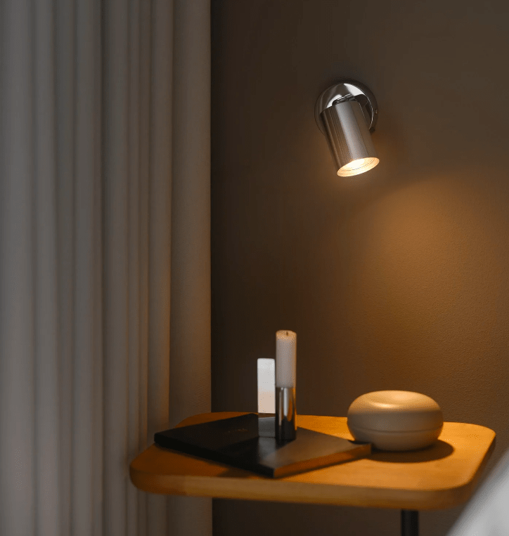 Srebrny kinkiet Explore - regulowana tubka do sypialni