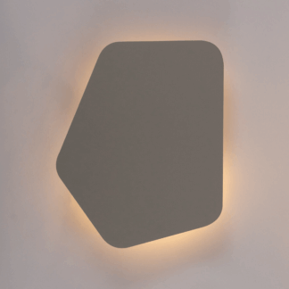 szary-dekoracyjny-kinkiet-listria-o-plaskiej-konstrukcji-efektownie-odbijajacy-swiatlo