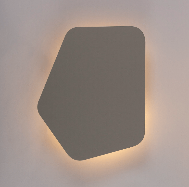 Szary dekoracyjny kinkiet Listria o płaskiej konstrukcji, efektownie odbijający światło