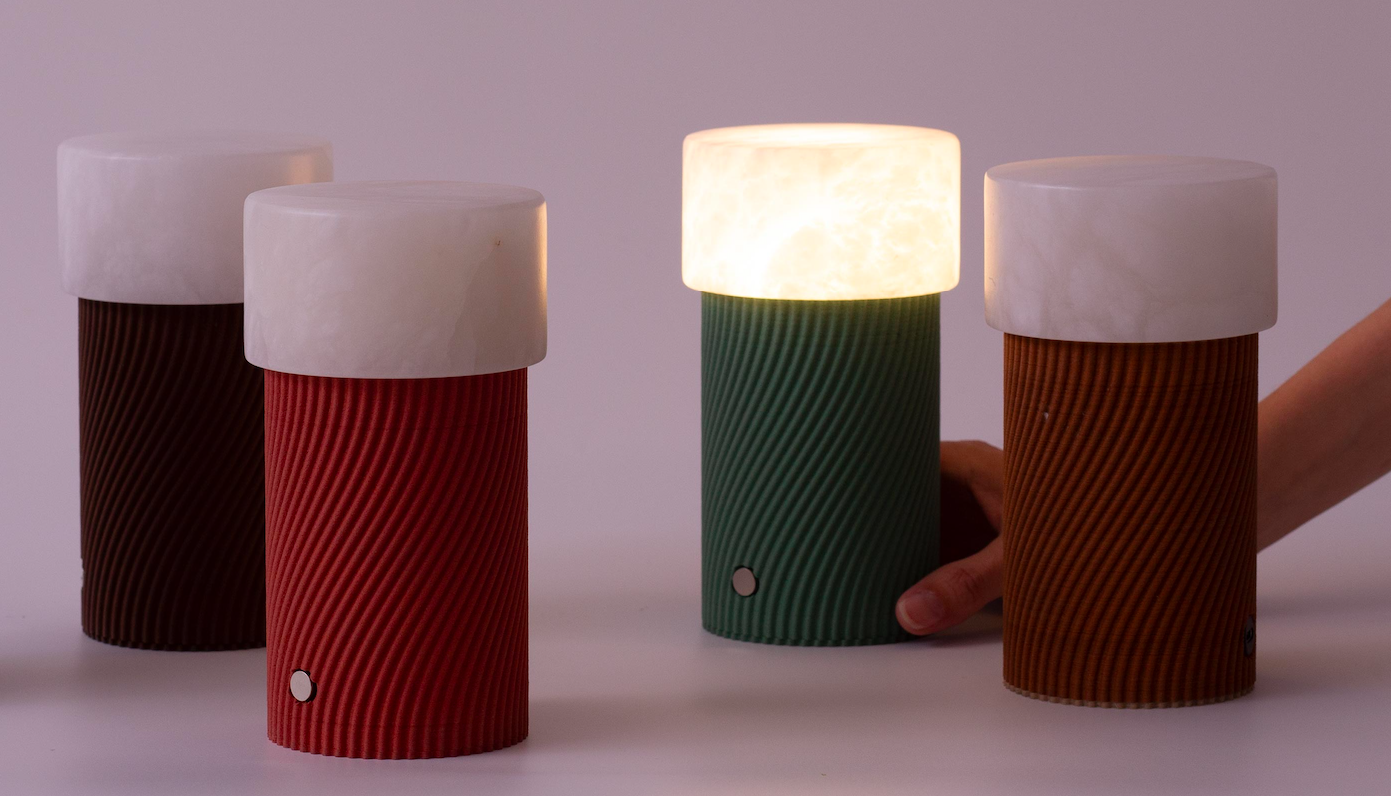 Brązowa przenośna lampka Rizzo Cork z alabastrowym kloszem na baterię USB