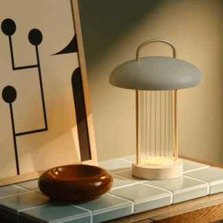 Beżowa lampka stołowa LED Mirano, zasilana bateriami i ładowana przez USB