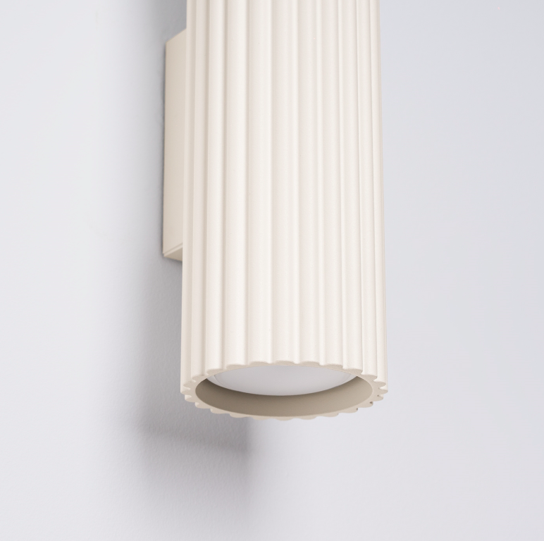 Beżowy kinkiet Karbon w formie pionowej tuby