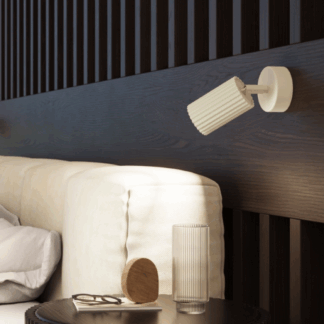 Beżowy, regulowany kinkiet Karbon w kształcie tuby do sypialni