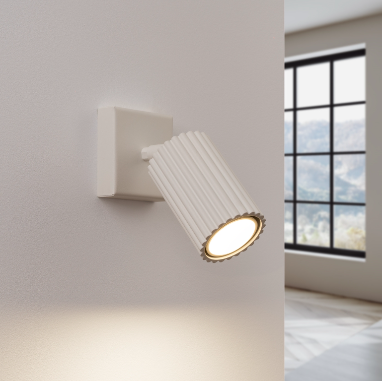 Beżowy, regulowany kinkiet Karbon w kształcie tuby do sypialni