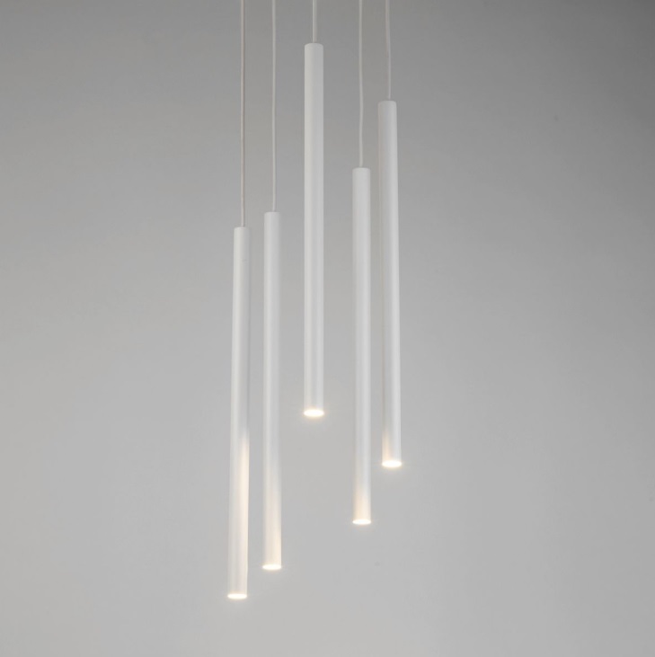 Biała wisząca lampa sufitowa Filora 5 z elegancko zwisającymi rurkami