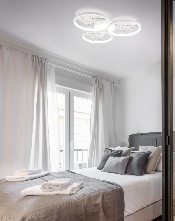 Dekoracyjna biała lampa sufitowa Groovy 3 z kryształkami o mocy 30W