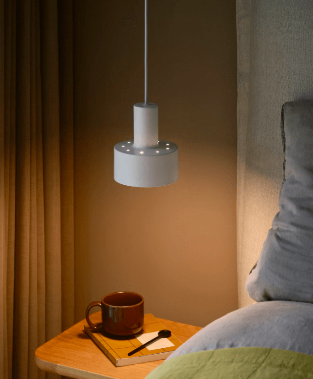 Biała wisząca lampa Matis w minimalistycznym stylu, pełna dekoracyjnego uroku