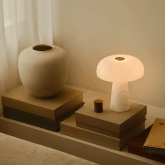 Biała stołowa lampka Glossy Mini od DFTP wykonana ze szkła i marmuru