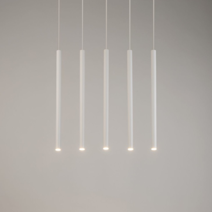 Podłużna wisząca lampa Filora 5 w białym kolorze z cienkimi kloszami