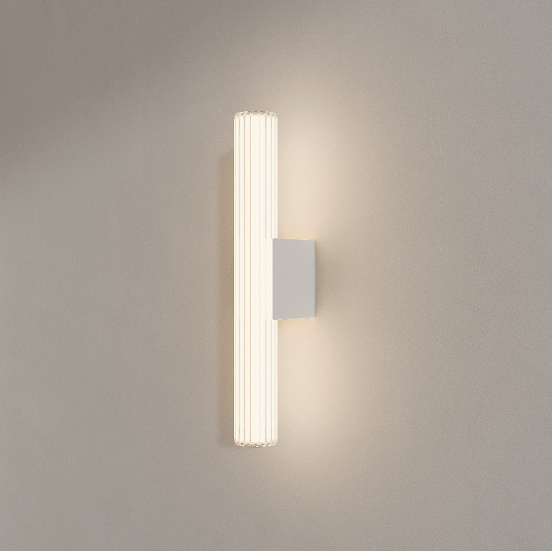 Kinkiet łazienkowy LED Linea w chromowanym wykończeniu ze szklanym kloszem i klasą szczelności IP44