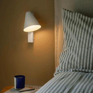 Biały kinkiet Wilmer do sypialni z portem USB-C