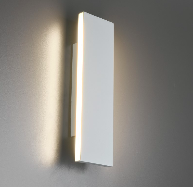 Nowoczesny biały kinkiet LED Concha o płaskim designie, idealny na schody