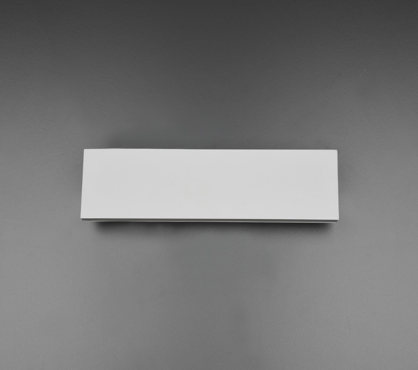 Nowoczesny biały kinkiet LED Concha o płaskim designie, idealny na schody