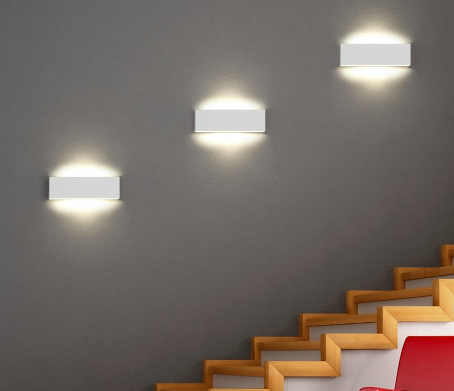 Nowoczesny biały kinkiet LED Concha o płaskim designie, idealny na schody