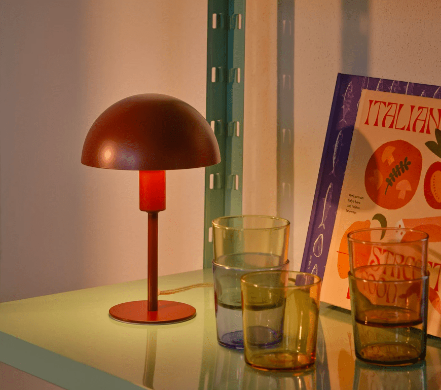 Bordowa lampka stołowa Ellen Mini w kształcie grzybka na szafkę