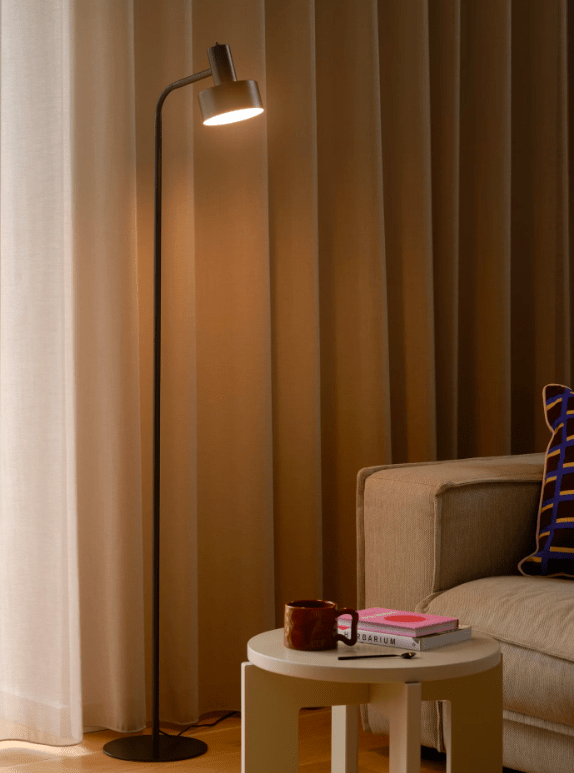 Czarna podłogowa lampa Matis z regulowanym kloszem