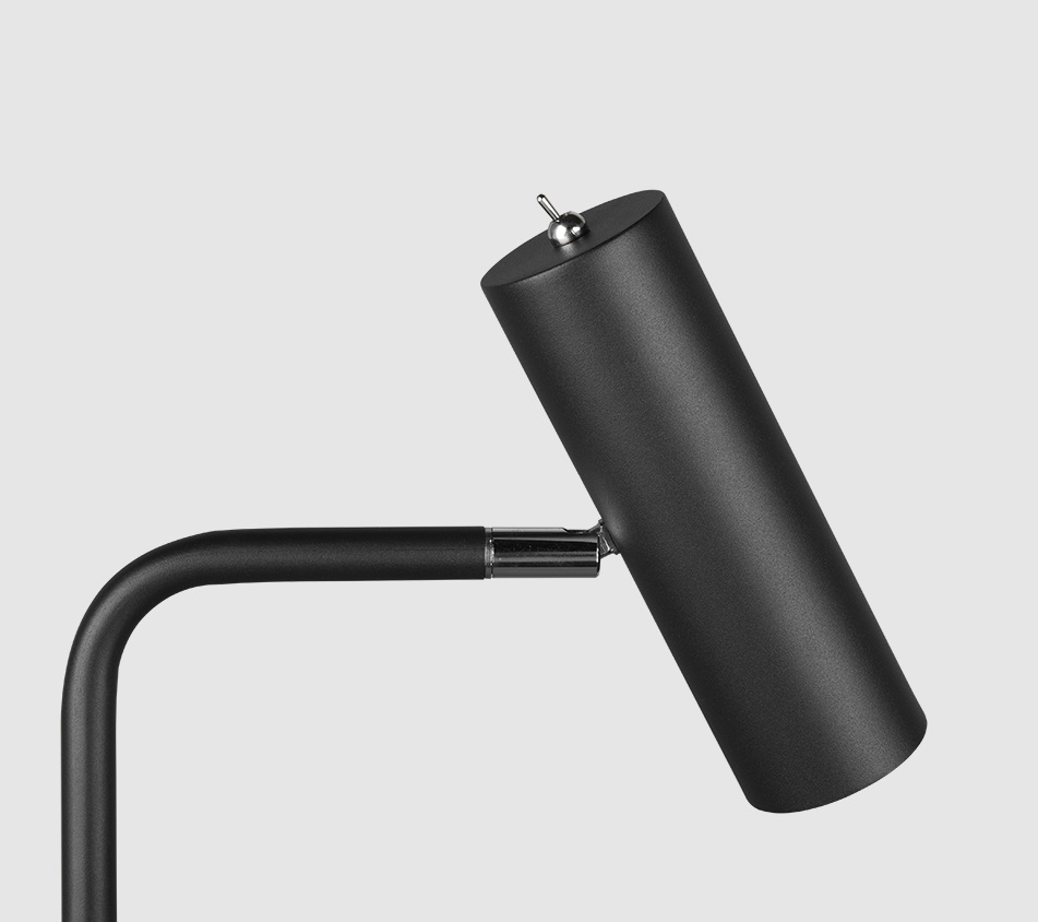 Czarna stojąca lampa Marley z regulowanym reflektorem w kształcie tuby