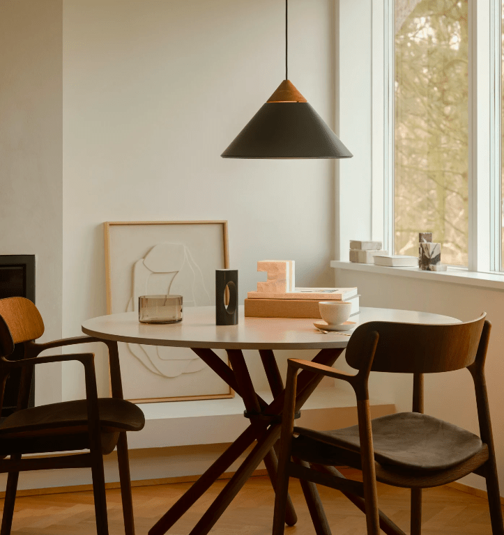 Czarna wisząca lampa Kinto 42 w kształcie stożka z drewnianym akcentem