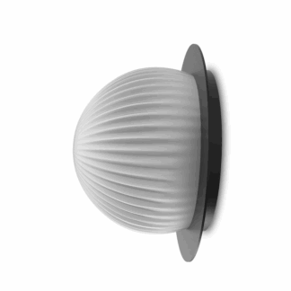 Czarny kinkiet Roi z eleganckim opalowym kloszem