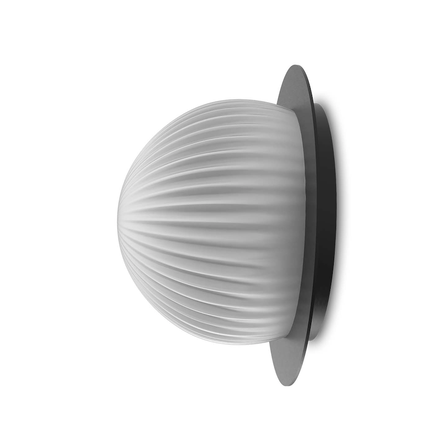 Czarny kinkiet Roi z eleganckim opalowym kloszem