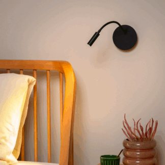 Kinkiet Jolijn LED w kolorze czarnym z elastycznym ramieniem, portem USB-C i włącznikiem