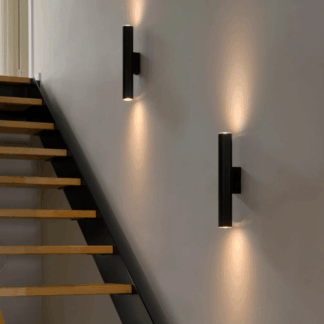 Czarny, pionowy kinkiet rurowy Vico Long świecący w górę i w dół