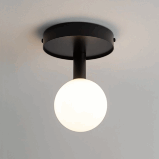 Czarna lampa sufitowa kula Brassia – idealna do niskich wnętrz