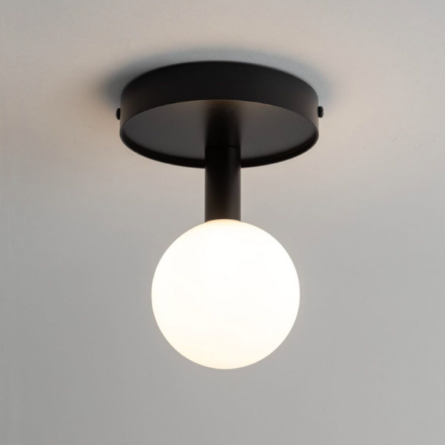 Czarna lampa sufitowa kula Brassia – idealna do niskich wnętrz