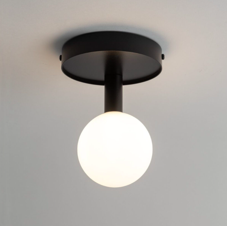 Czarna lampa sufitowa kula Brassia – idealna do niskich wnętrz