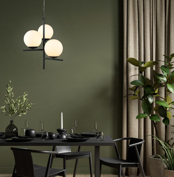 Wiszący czarny żyrandol Pure Trio z trzema szklanymi kloszami do jadalni