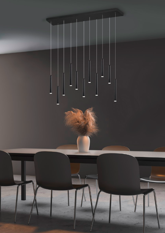 Czarny wiszący żyrandol Tabular z eleganckimi, smukłymi tubami LED nad stół