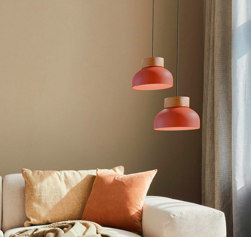 Czerwona lampa zawieszona nad wyspą Reiko z drewnianym pierścieniem