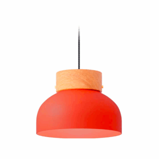 Czerwona lampa zawieszona nad wyspą Reiko z drewnianym pierścieniem