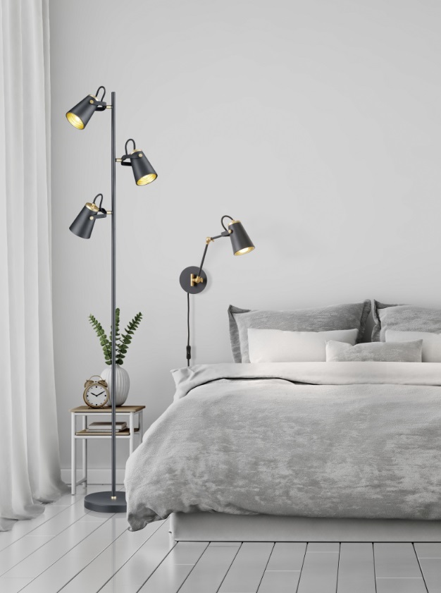 Stylowa lampa podłogowa Edward z trzema czarnymi reflektorami