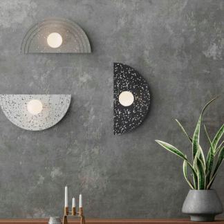 Stylowy kinkiet Regina w czarnym, półokrągłym wzorze z subtelnymi kropkami