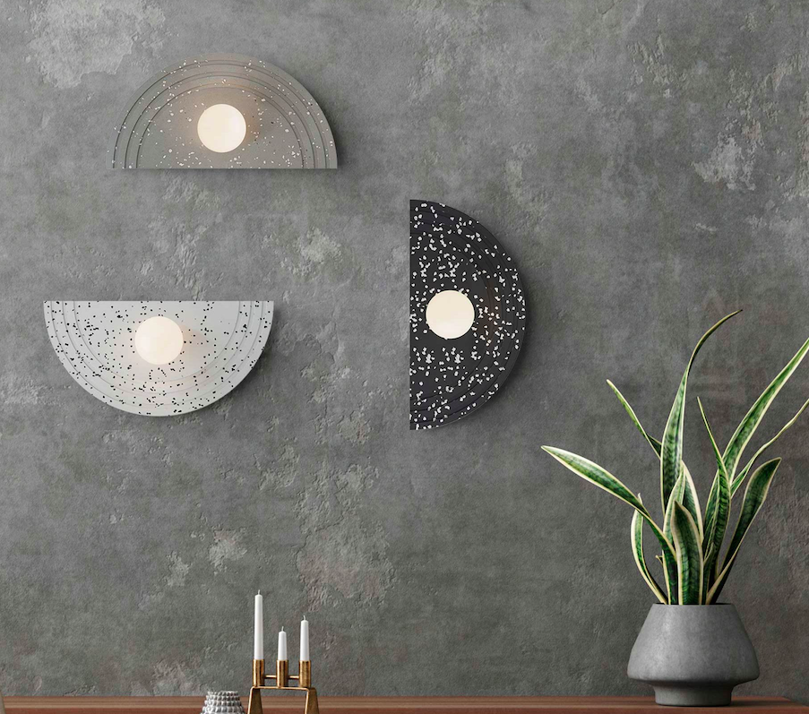 Stylowy kinkiet Regina w czarnym, półokrągłym wzorze z subtelnymi kropkami