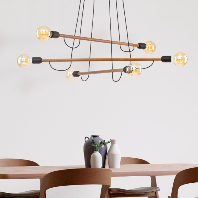 Drewniana lampa sufitowa Helix Wood 6 z drewnianymi belkami i sześcioma żarówkami Edison. Nowoczesna lampa wisząca do jadalni i salonu w stylu loft i industrialnym.