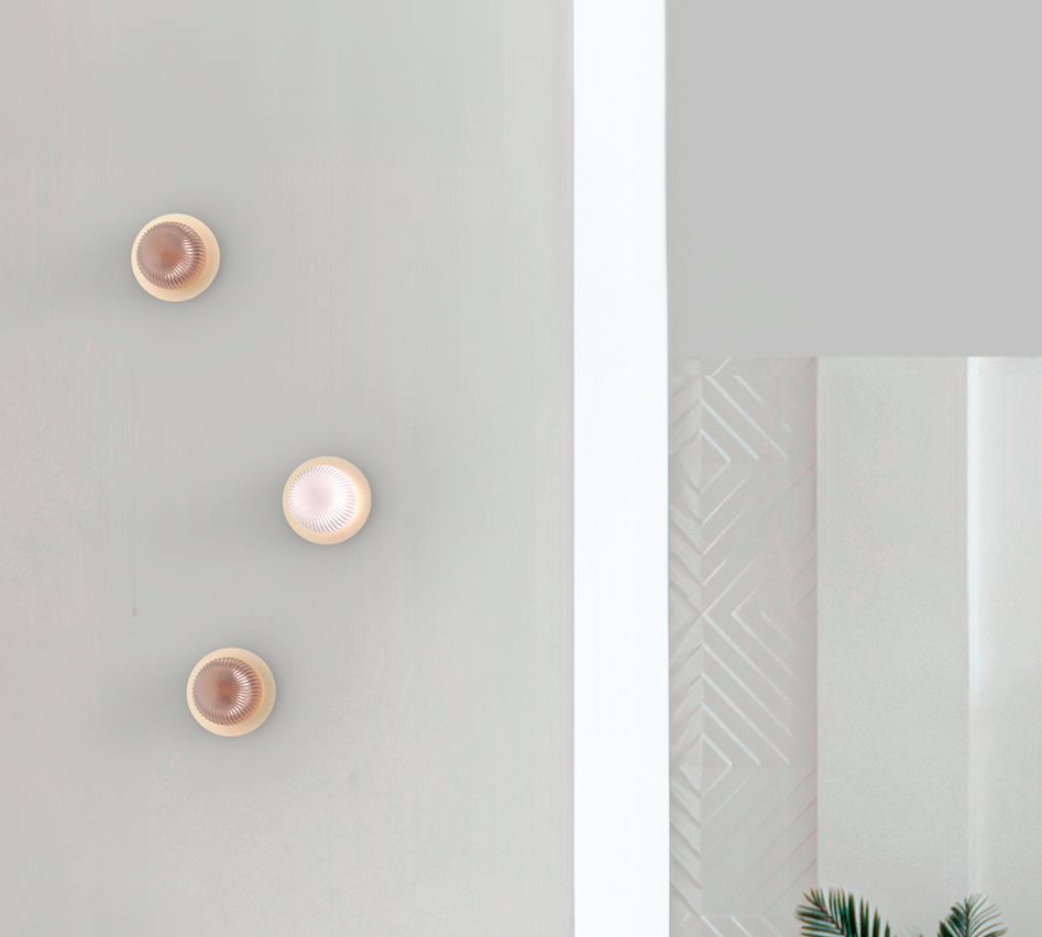 Złoty kinkiet Roi z ozdobnym szkłem i eleganckim złotym pierścieniem