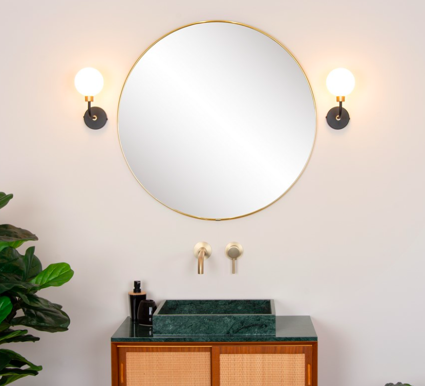 Szklany kinkiet łazienkowy Berend w eleganckim stylu, klasa szczelności IP44