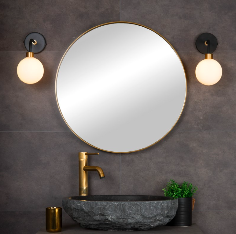 Szklany kinkiet łazienkowy Berend w eleganckim stylu, klasa szczelności IP44