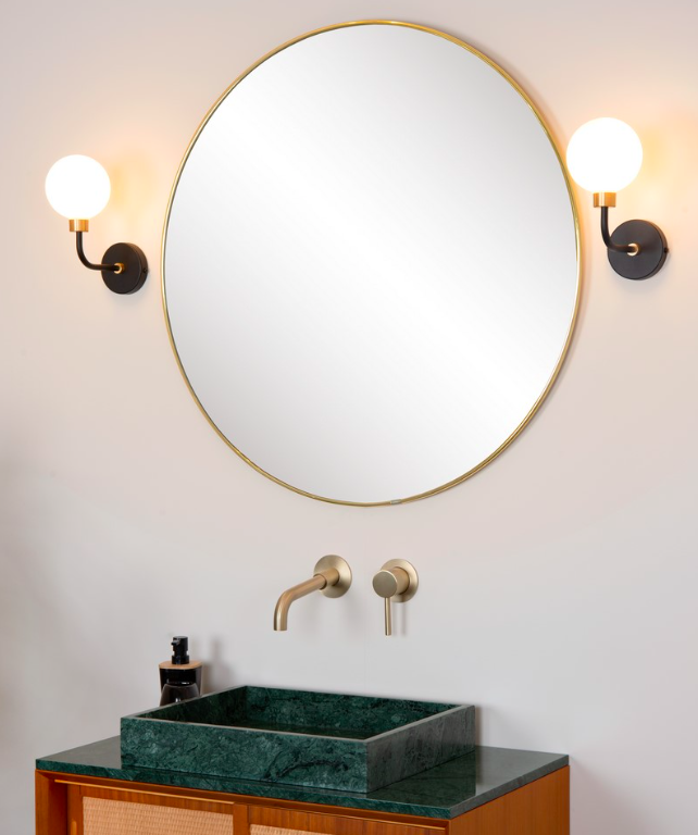 Szklany kinkiet łazienkowy Berend w eleganckim stylu, klasa szczelności IP44